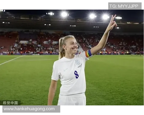 高清女足球星竖屏壁纸展示展现风采魅力与运动精神的完美结合